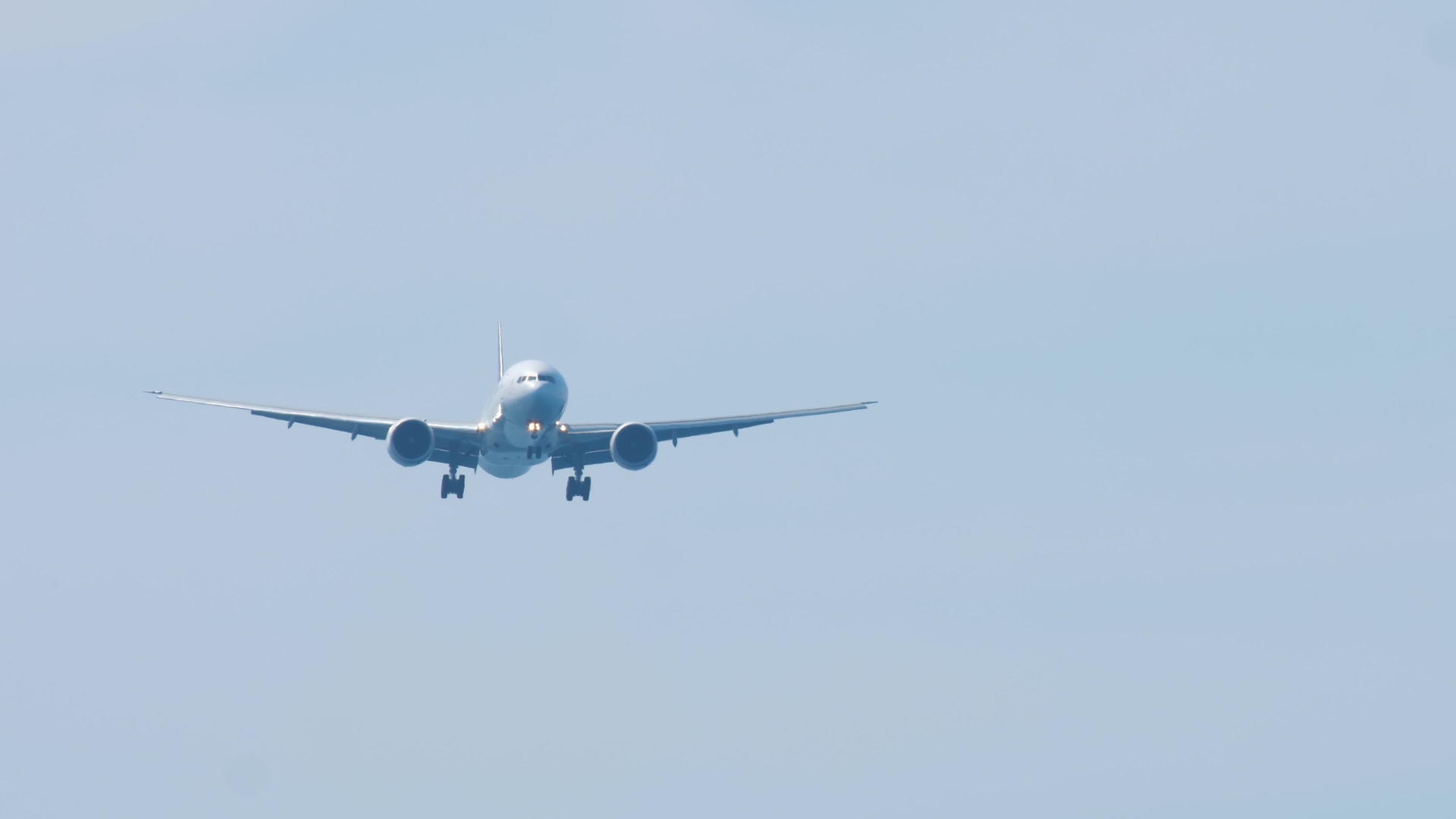 飞往机场的客机在机场附近视频的预览图