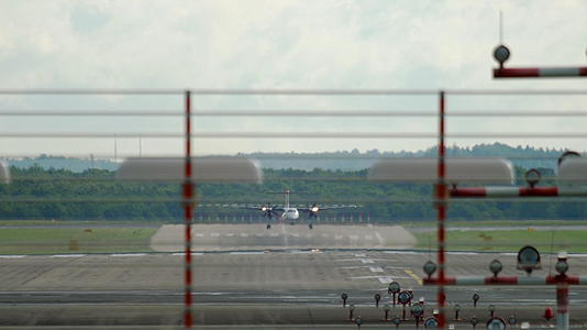 涡轮螺旋飞机着陆视频的预览图