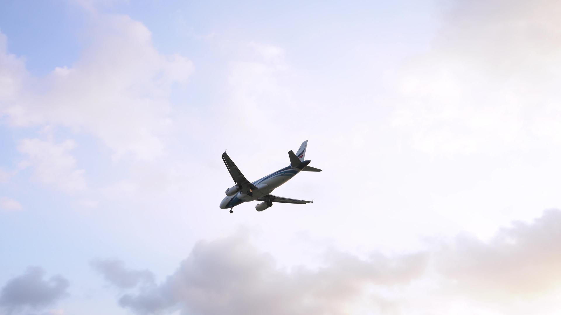 飞机正在降落飞机在岛上的机场起飞视频的预览图
