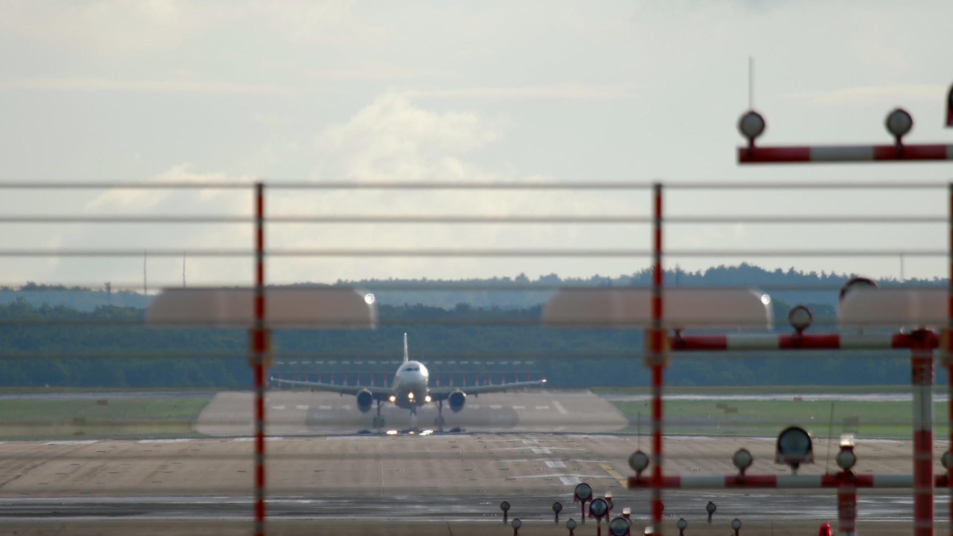 喷气飞机降落视频的预览图