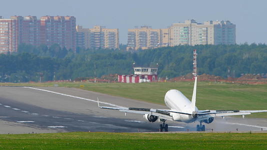 在莫斯科机场降落的喷气式客机视频的预览图