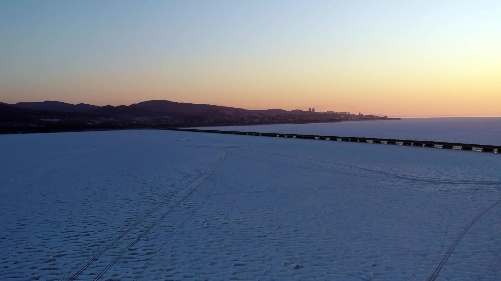 弗拉迪沃斯托克俄罗斯海冰面上的桥梁空中航行视频的预览图