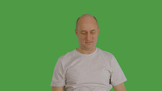 在关键的绿屏透明背景下举起虚拟横幅或手握面板站起来视频的预览图