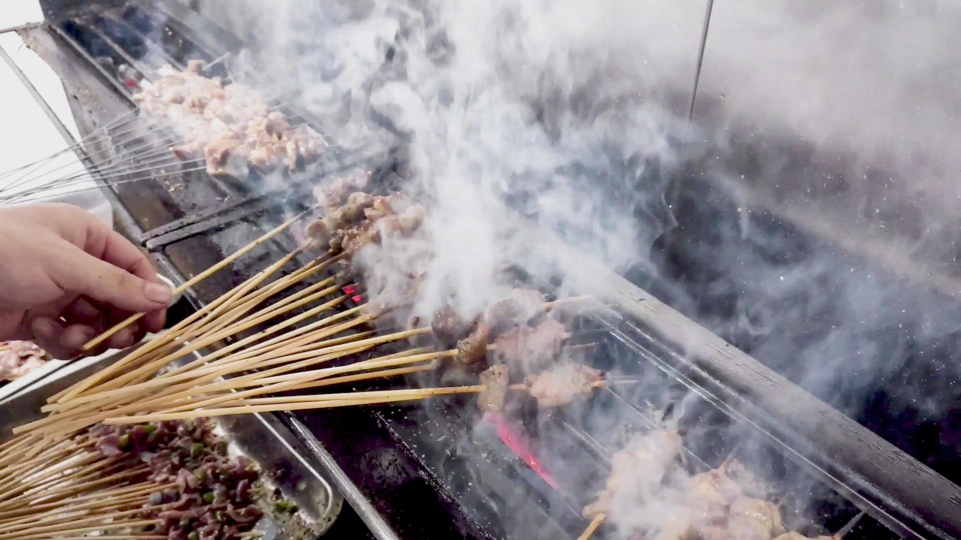 烧烤肉串制作过程4K视频的预览图