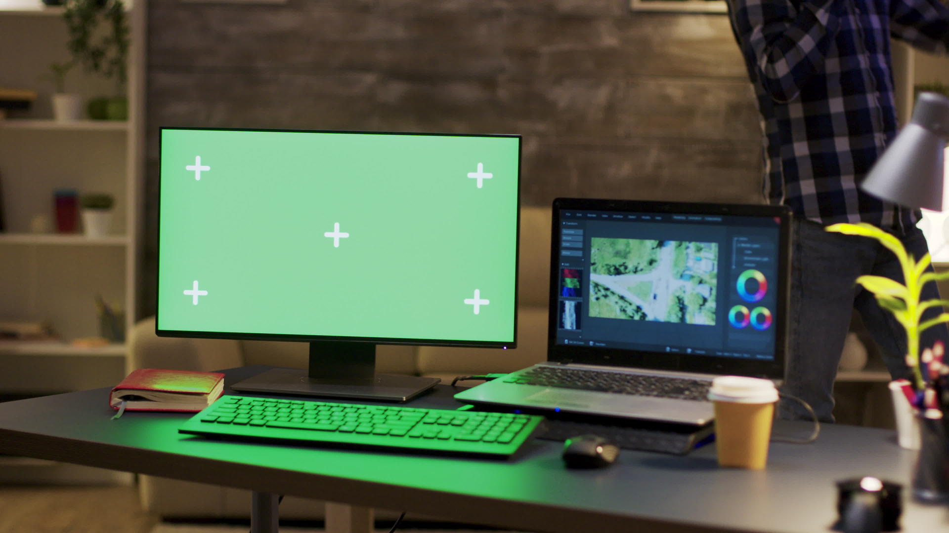带有内容创建者绿色屏幕的计算机监视器视频的预览图