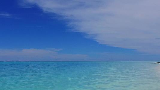 热带海景海滩野生动物空空的天空靠近白色海滩的海浪视频的预览图