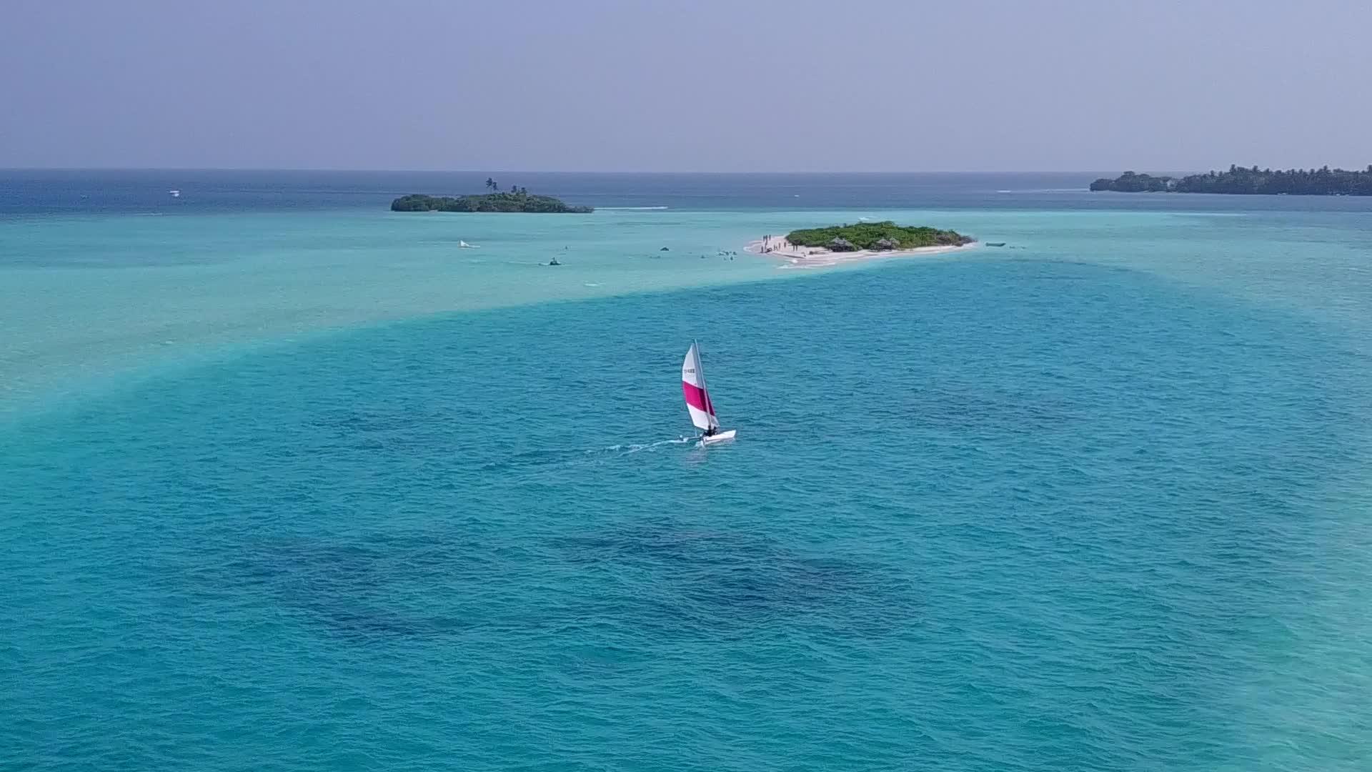 在阳光下透明的水被用来复制天堂湾海滩海滩干净的沙土背景视频的预览图