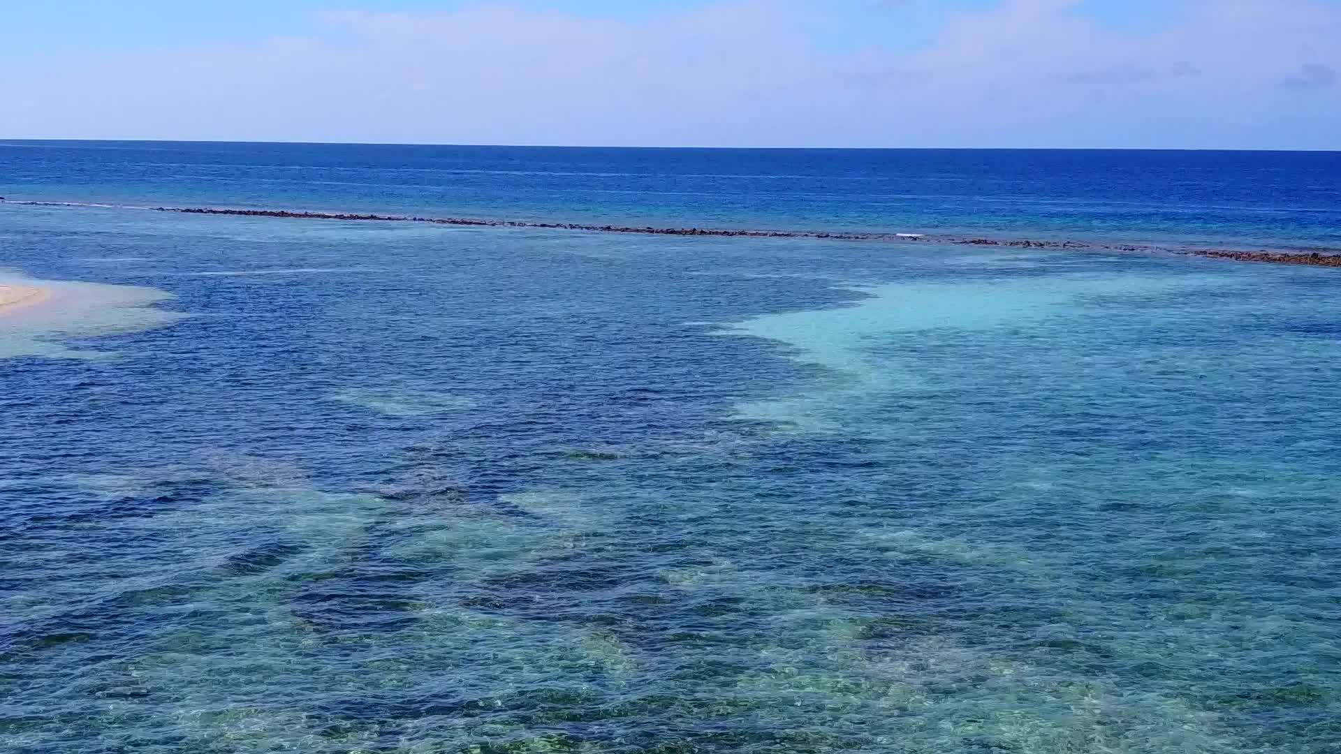 棕榈树附近的白沙背景透明水复制完美的度假海滩度假太空旅游视频的预览图