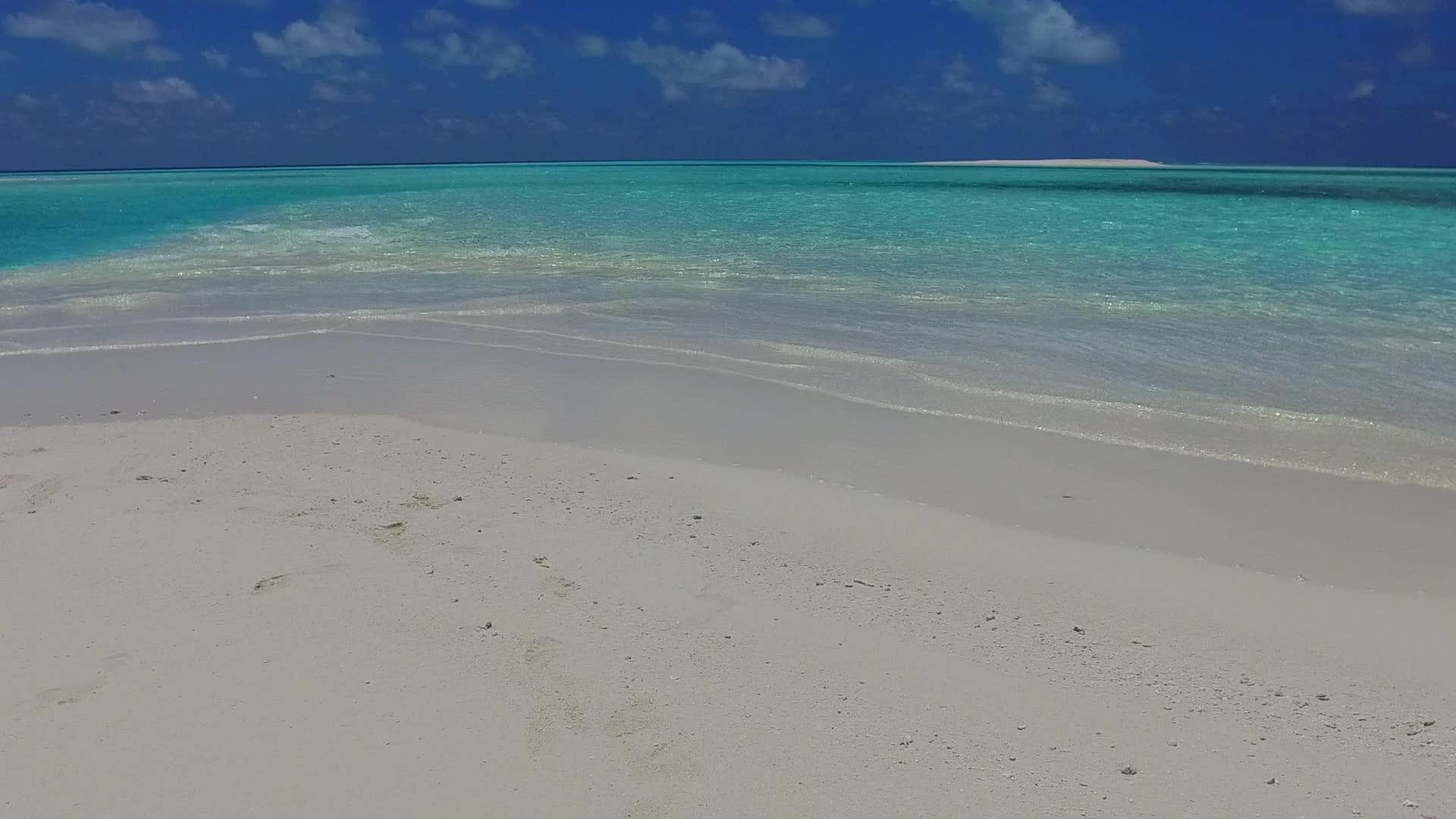 海滩完美的海滩全景从海平面蓝海打破珊瑚礁视频的预览图