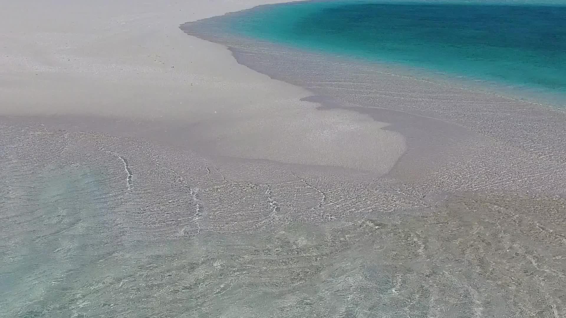 日出后天堂岛海滩度假度假创造了白色沙滩背景的绿色海洋视频的预览图