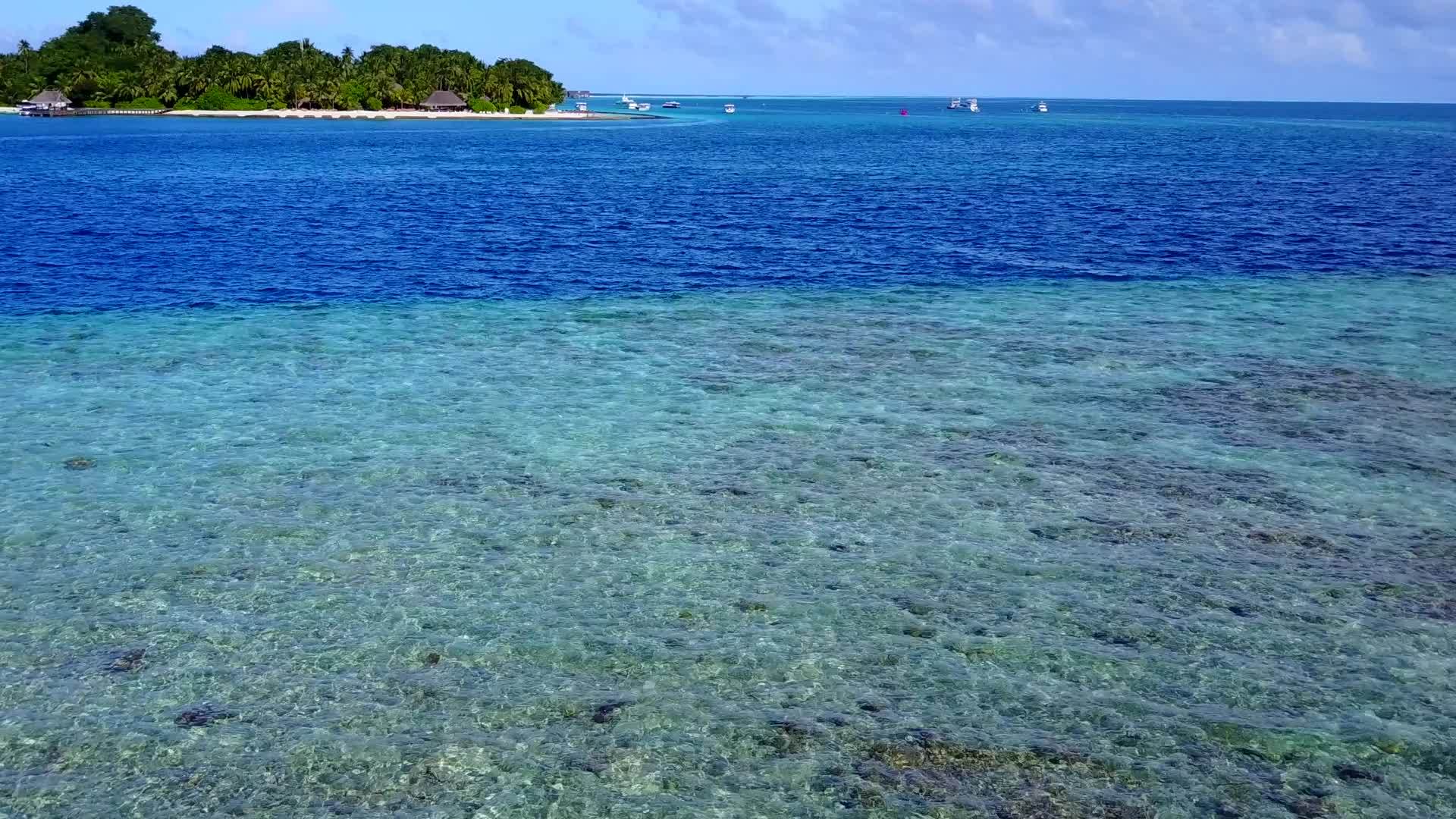 浅环礁湖豪华海湾海滩野生生物宽角景观沙滩附近有白沙视频的预览图
