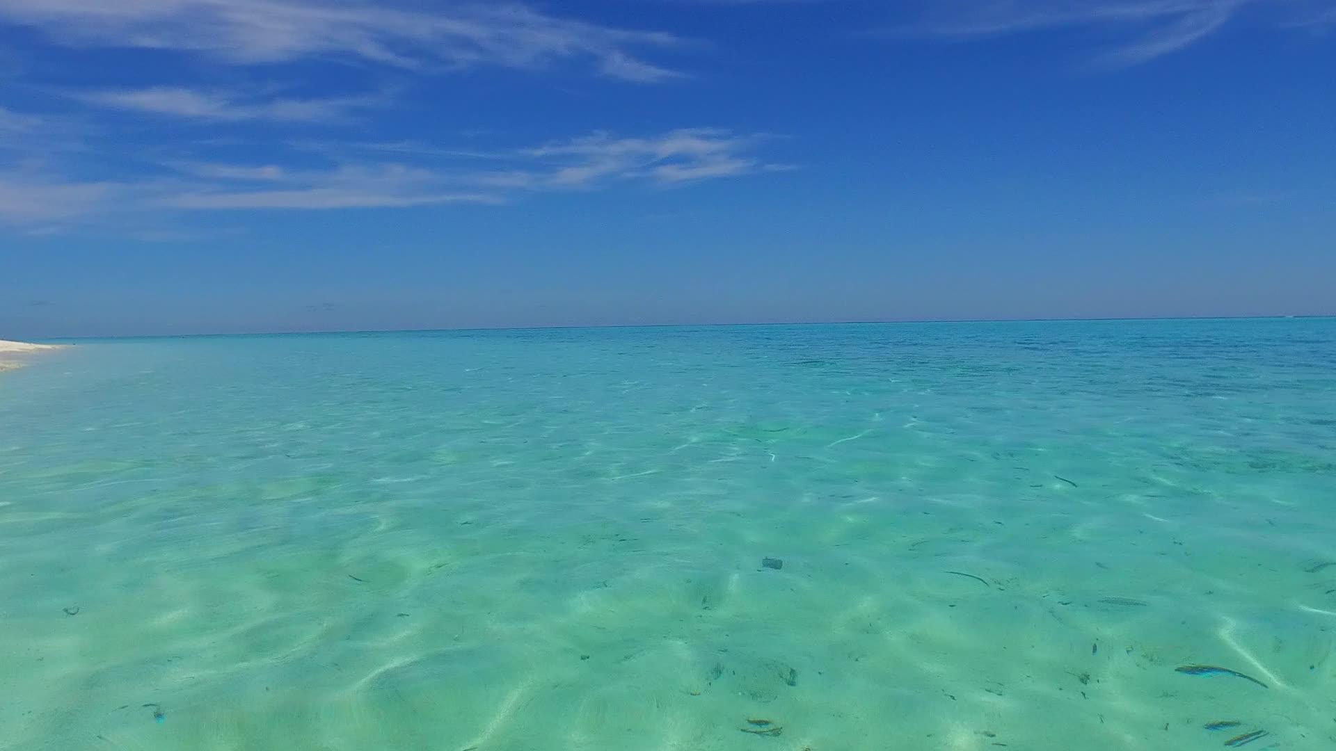 日落前的蓝绿海和白色沙沙背景的旅游海滩之旅视频的预览图
