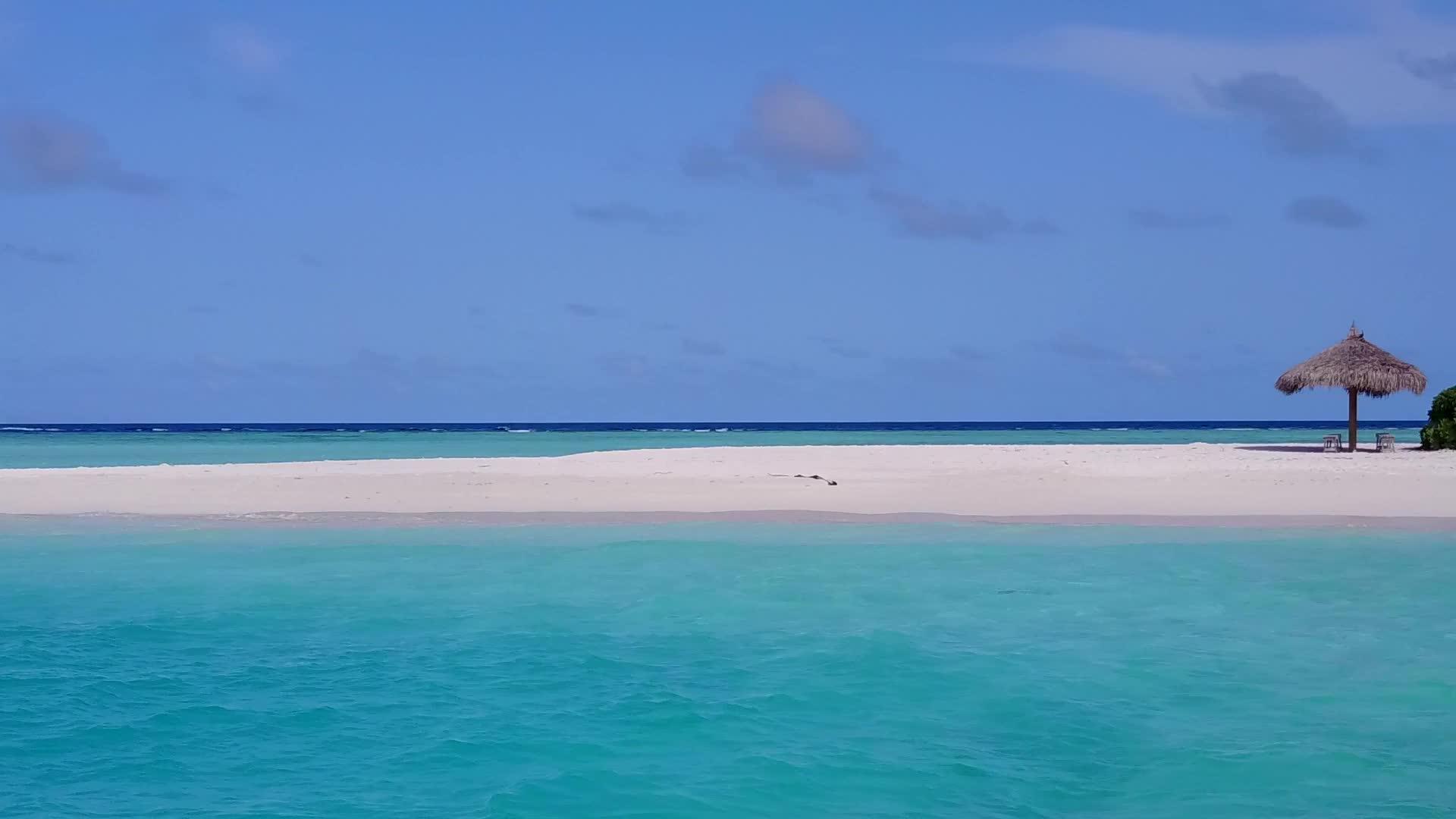 美丽的度假胜地浪漫的海滩在珊瑚礁附近航行视频的预览图