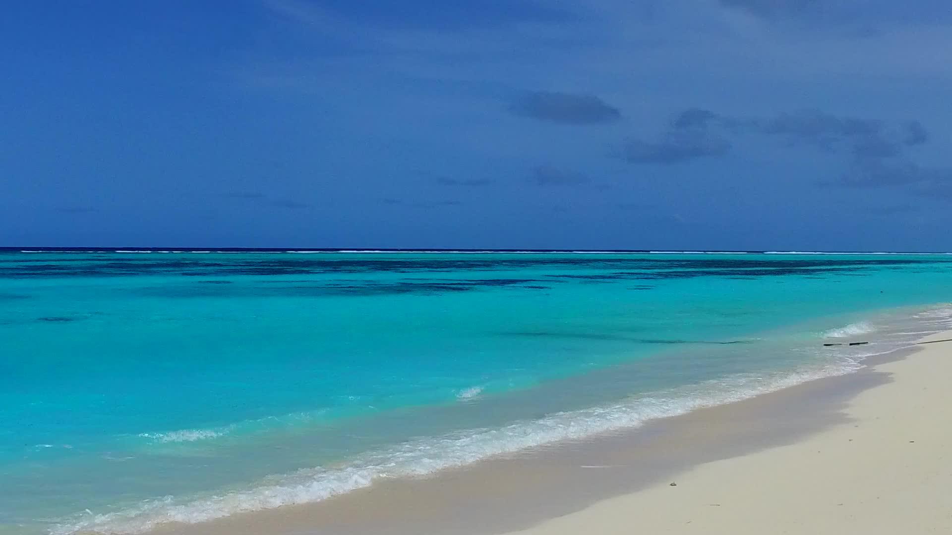 海洋湾海滩的浪漫全景由透明的水和白色的沙子组成视频的预览图