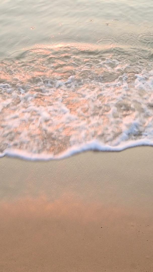 清晨的海浪冲刷着沙滩视频的预览图
