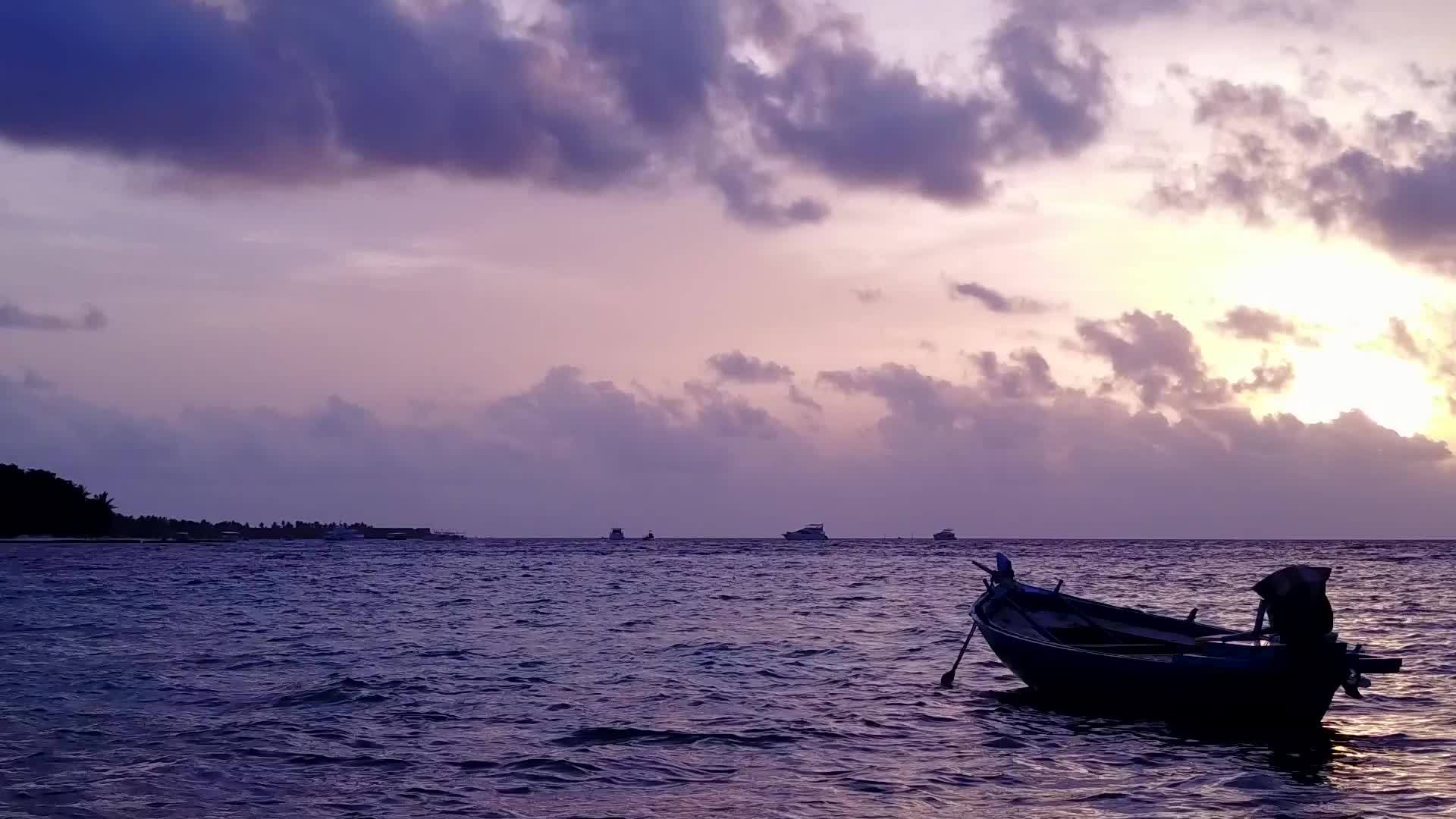 海滩附近有一条白色沙滩背景的蓝色海路沿着蓝海旅行视频的预览图