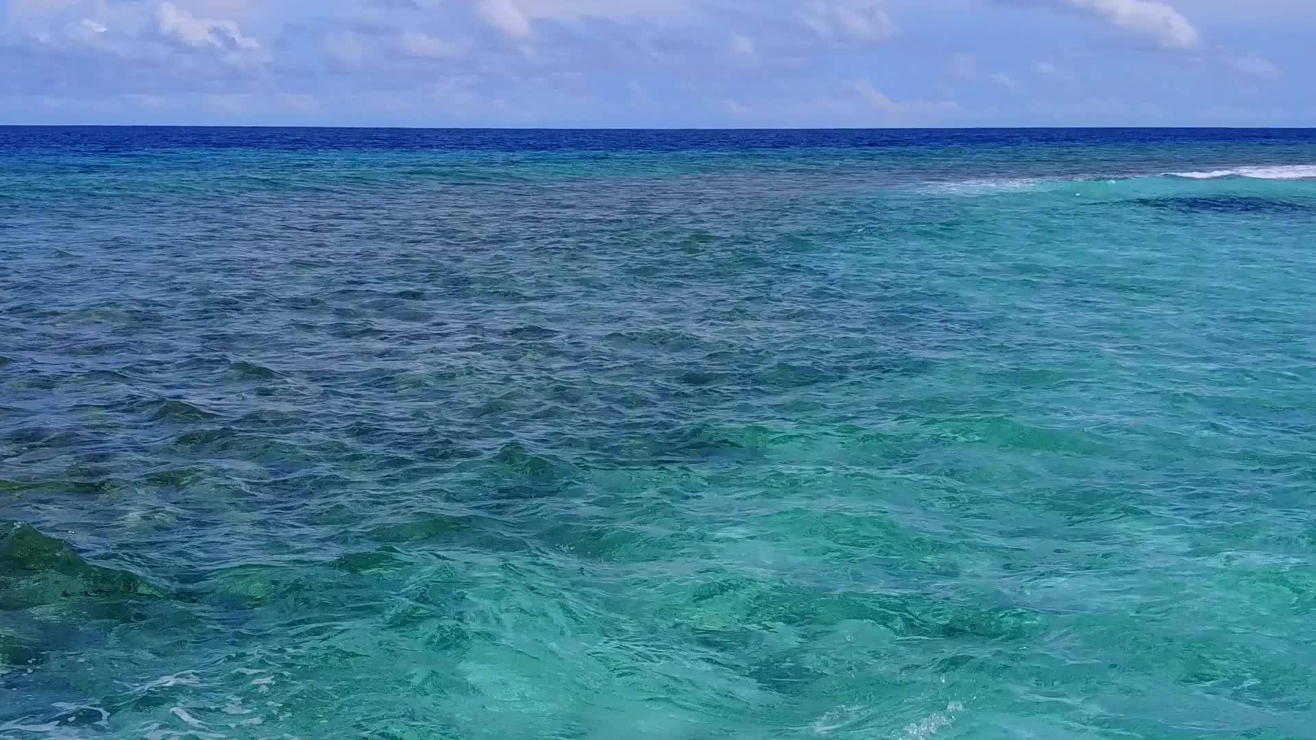 环礁湖海滩因浅海和附近的白沙底背景环礁湖海滩断裂视频的预览图