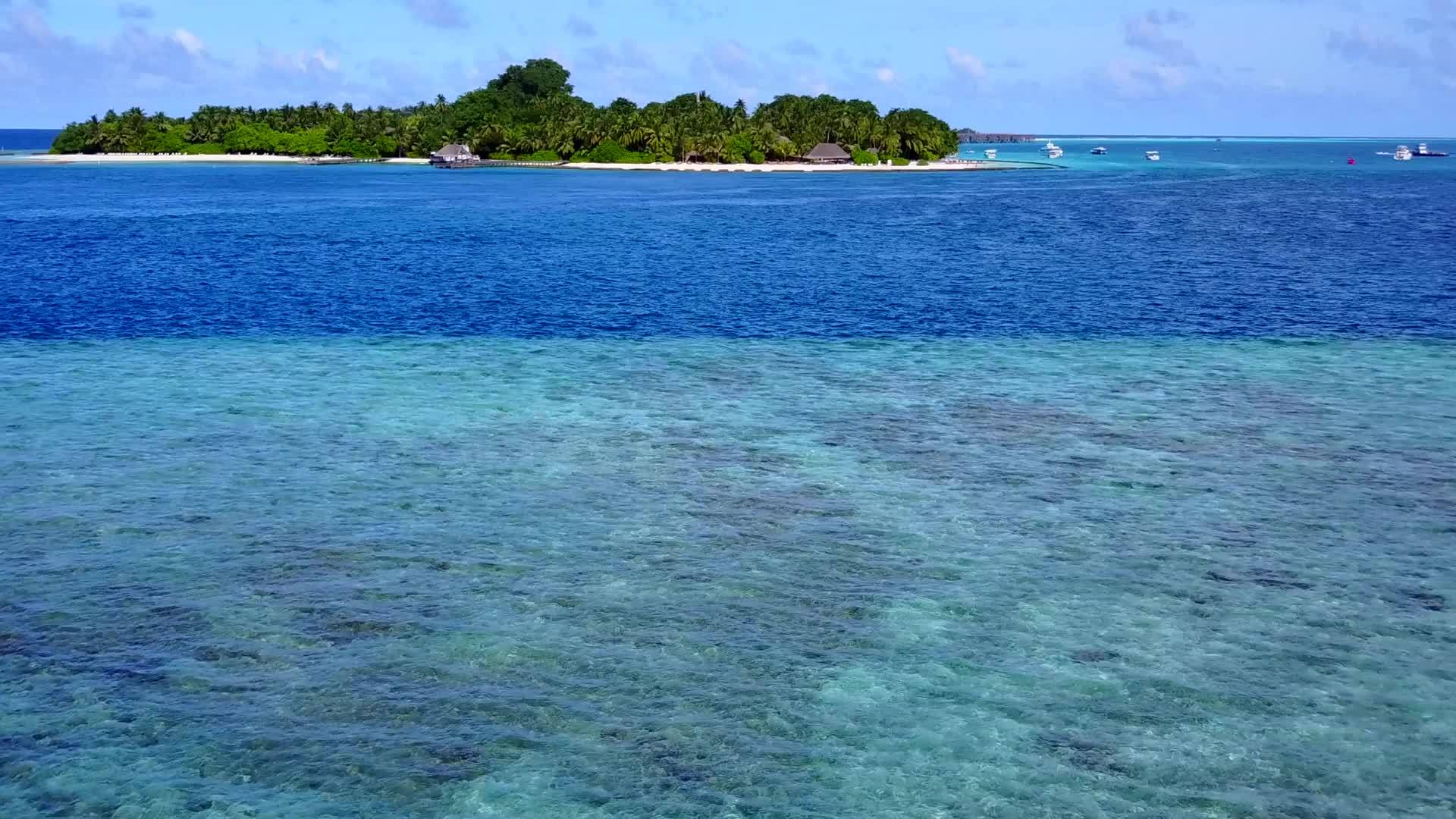 奇怪的岛屿海滩被蓝海冲破海浪附近有白色的沙沙背景视频的预览图