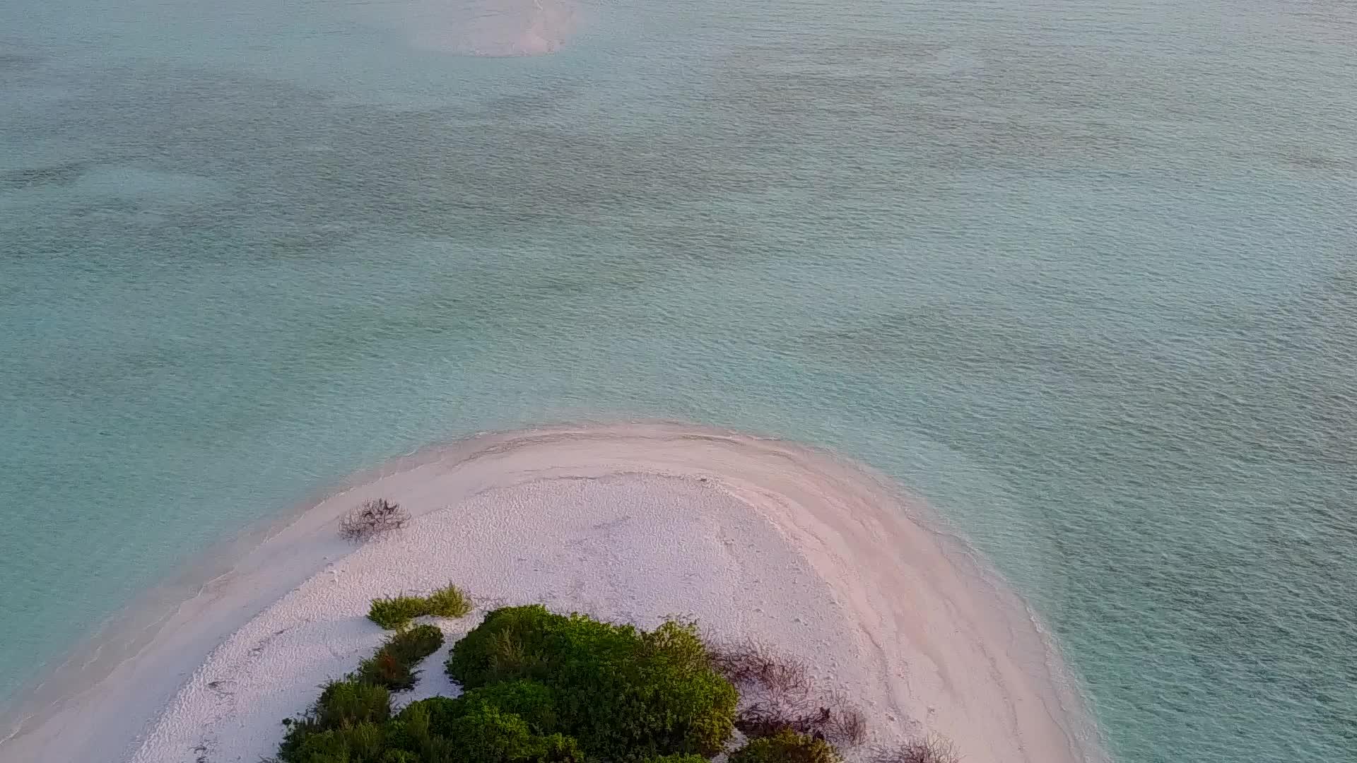 通过水、蓝水和阳光清洁海滩的背景海洋环礁湖海滩是野生的视频的预览图