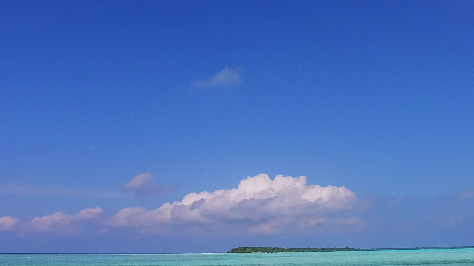 阳光明媚的环礁湖海滩旅游时间在度假胜地附近视频的预览图