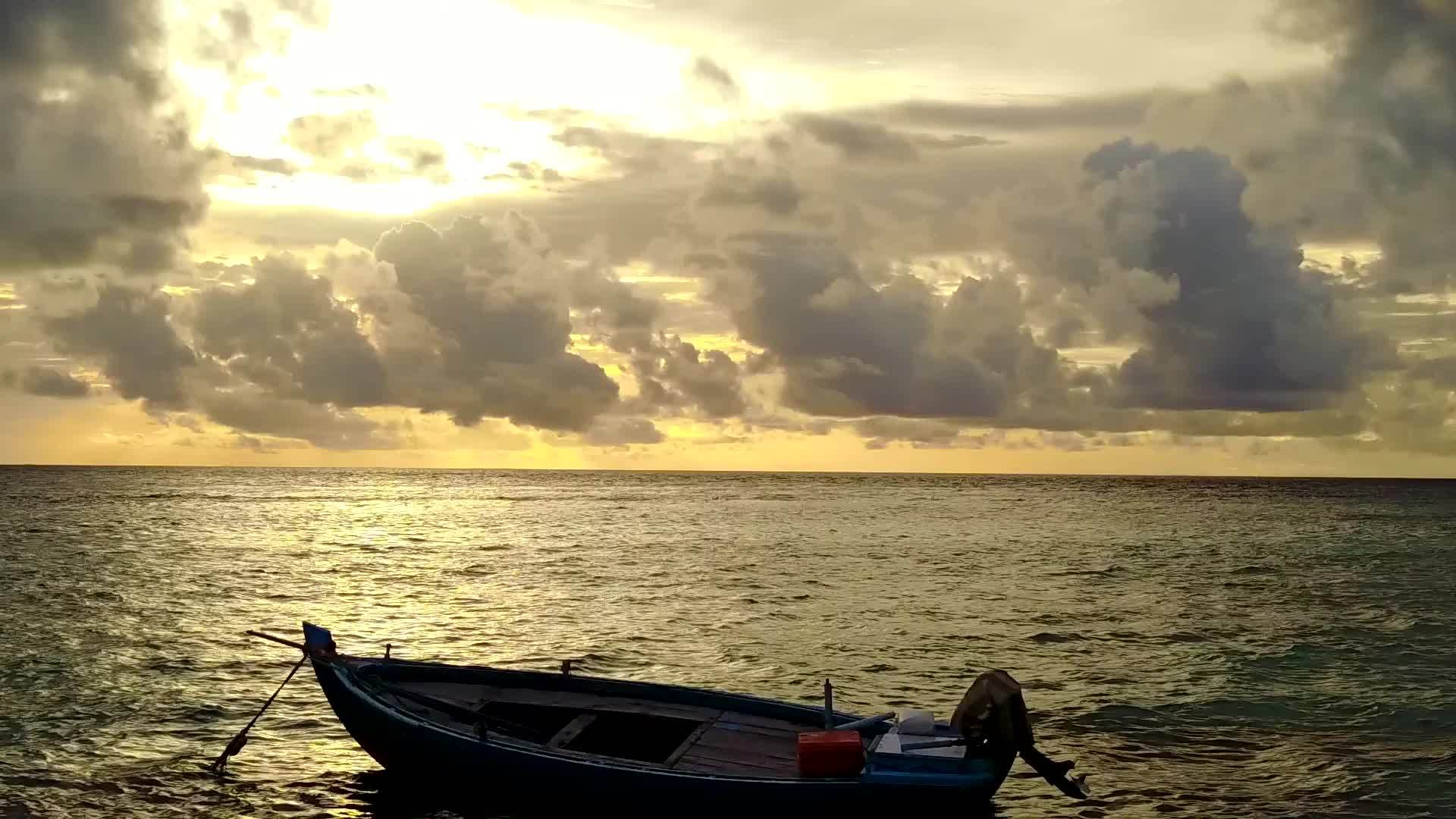 阳光明媚的奇怪沿海海滩度假摘要视频的预览图