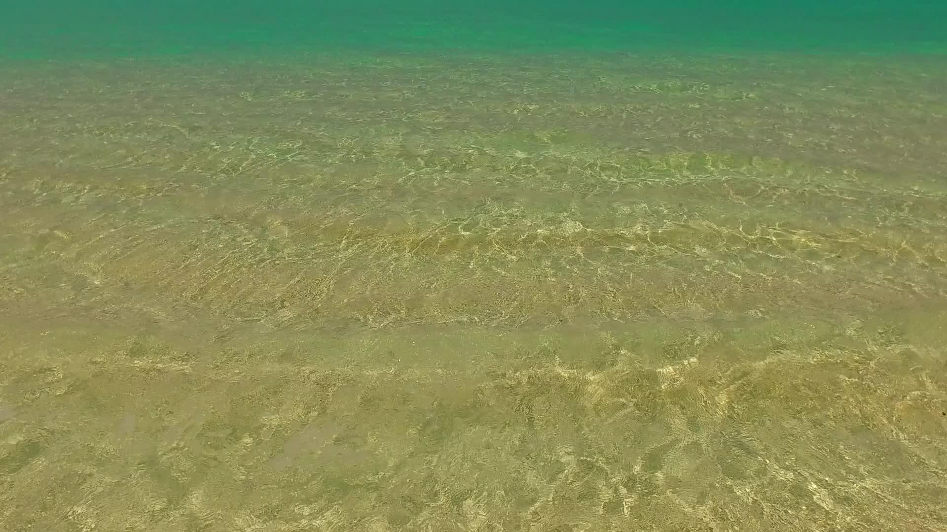 度假胜地附近白沙海洋天堂海岸线海滩度假背景清晰视频的预览图
