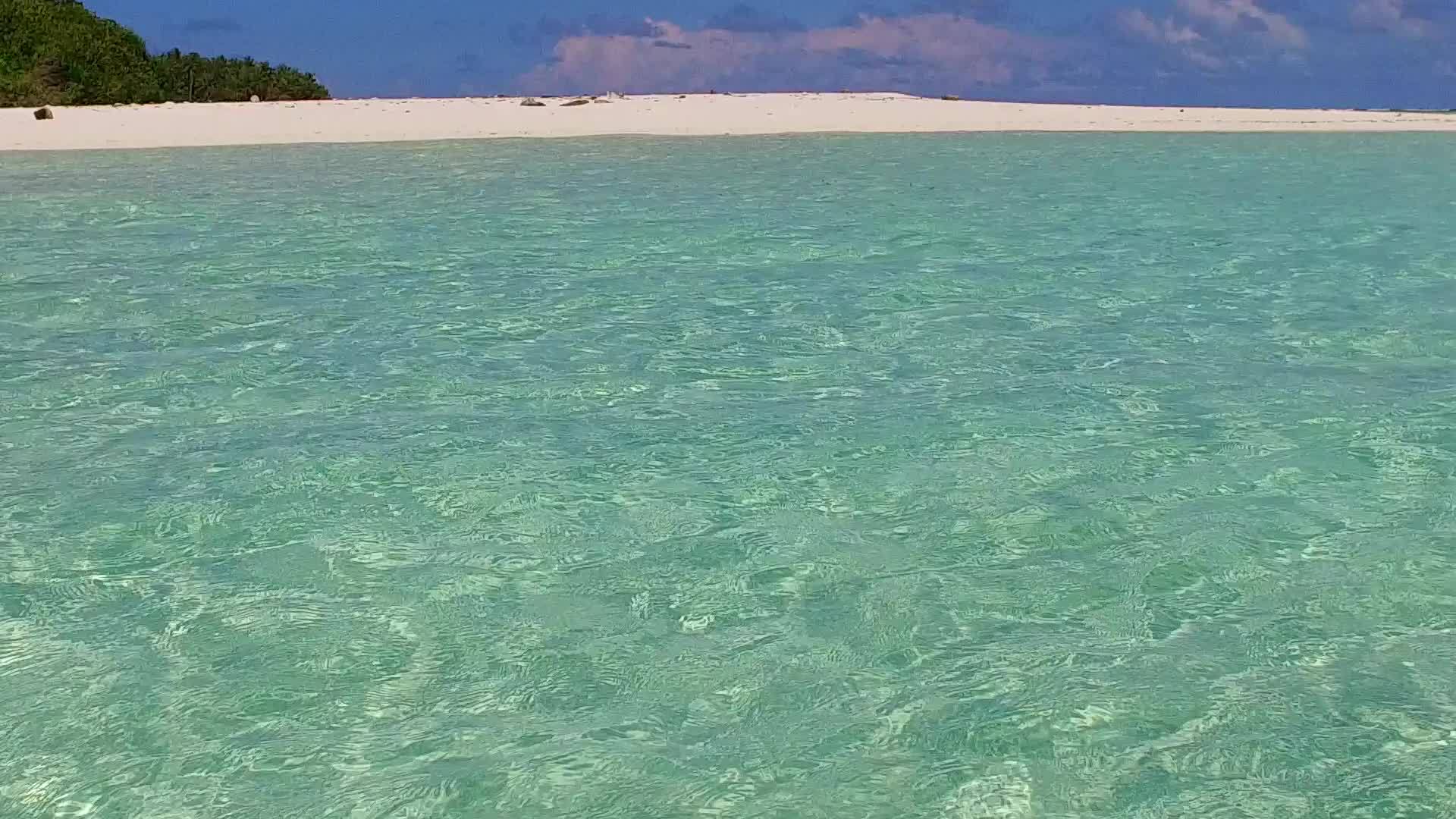 热带海岸海滩探索蓝色海洋和海滩附近的白色沙滩空空视频的预览图