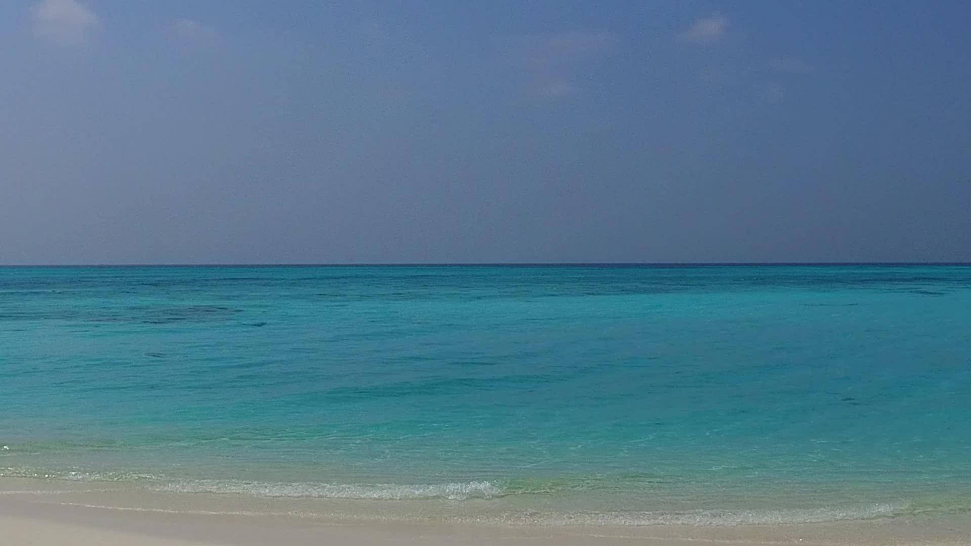 由于绿海和日落前清洁海滩的背景环礁湖周围的豪华海滩被打破视频的预览图