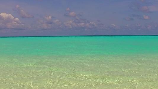 蓝色的海洋和珊瑚礁附近的白色海滩背景温暖的海岸海滩视频的预览图