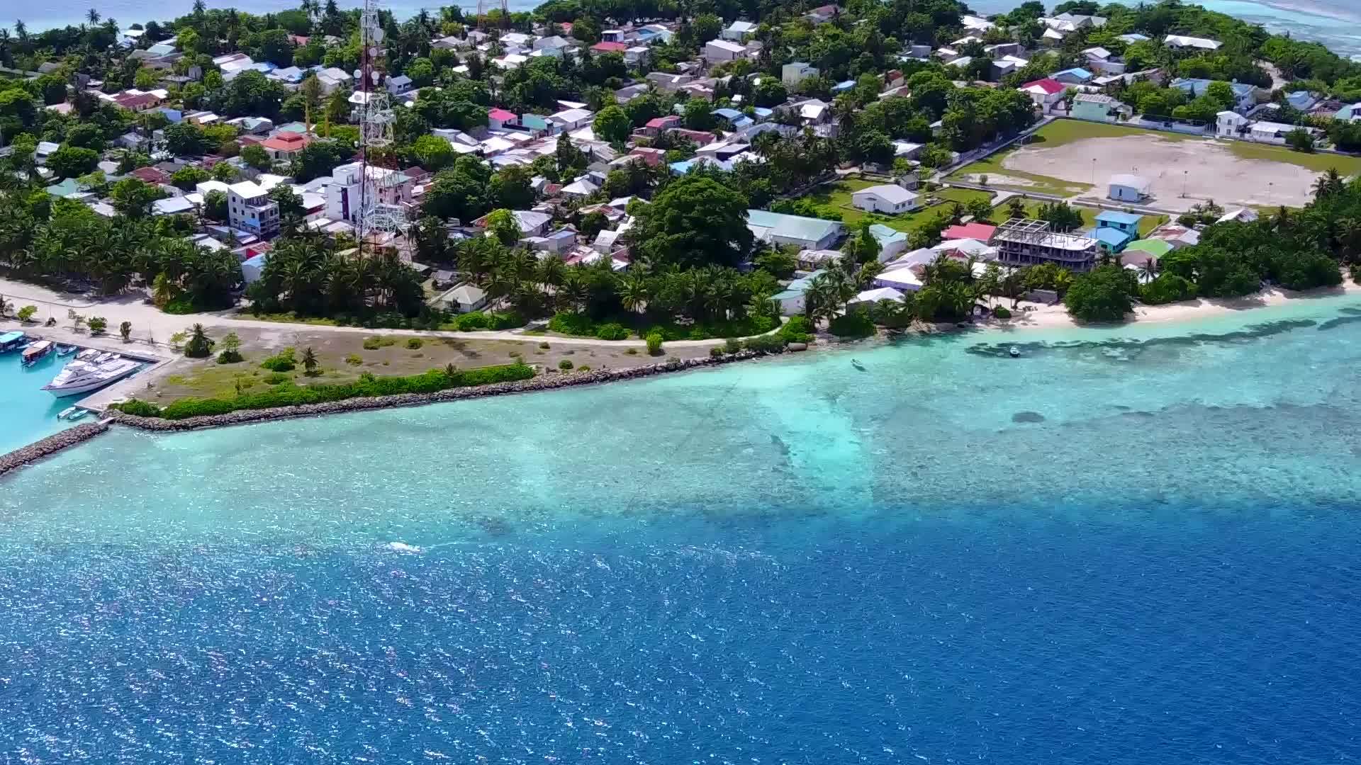 在沿海海滩放松时间的浪漫风景中水蓝环礁湖和靠近水蓝环礁湖视频的预览图