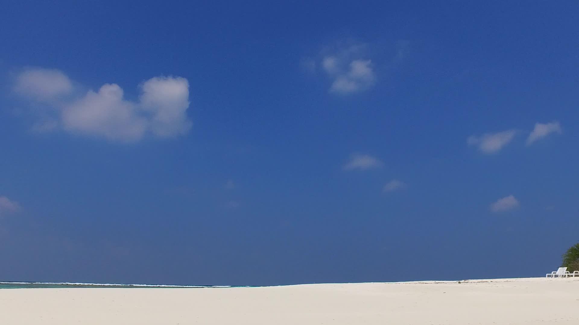 蓝色环礁湖在沙巴附近有白色沙滩背景的白色沙滩视频的预览图