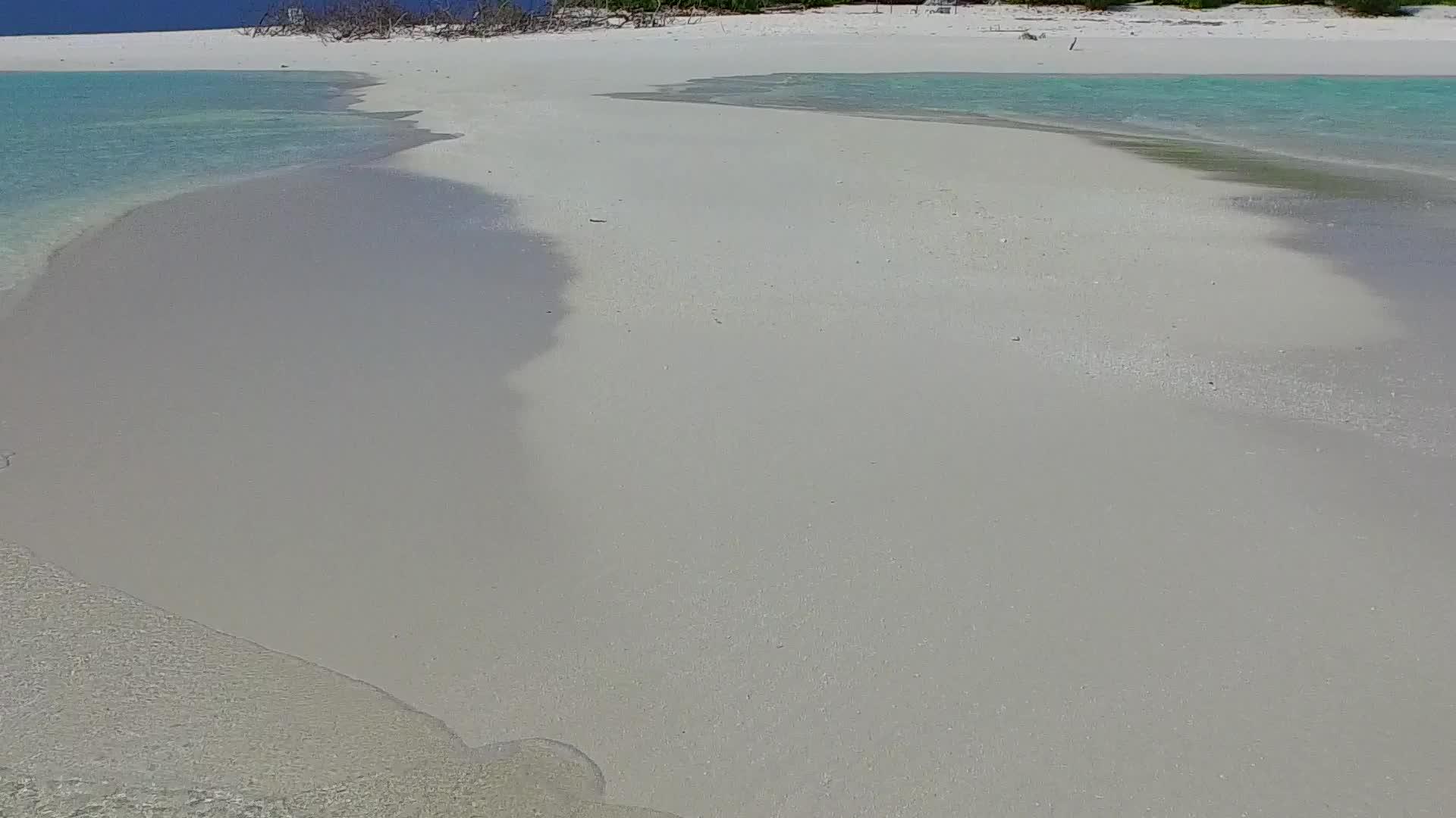 宁静的海景可以看到海滩度假的浅海和度假胜地附近的白沙底背景视频的预览图