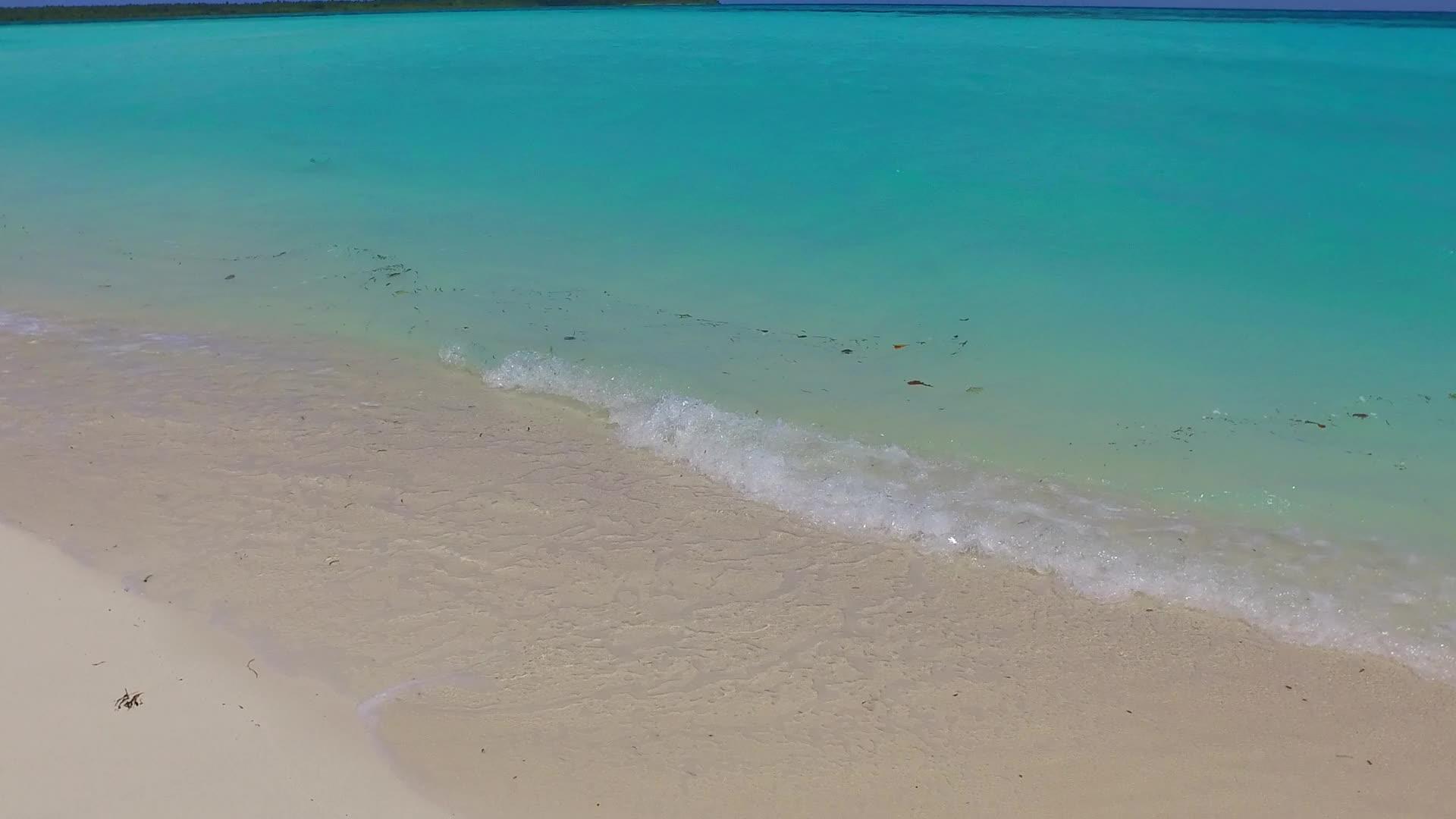 日出后享受清晰的环礁湖和白色沙底背景视频的预览图