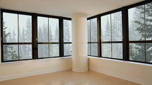 在寒冷的冬天下雪的森林里看看空房间的窗户视频的预览图