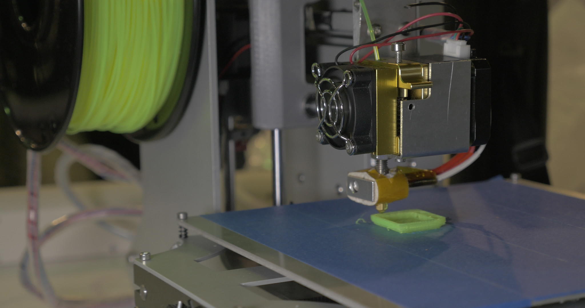 3d打印机正在为绿色塑料设备制造零碎零件视频的预览图