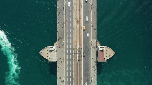 在加拉塔大桥上方有汽车交通和慢慢空中的海鸥鸟视频的预览图