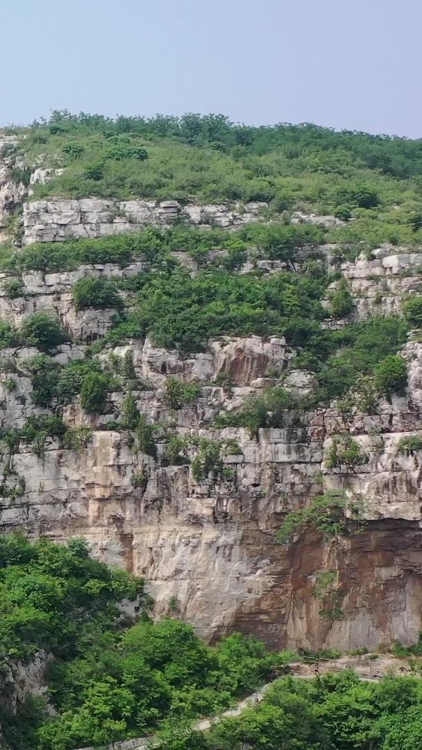 夏天的自然风光山峰航拍视频视频的预览图