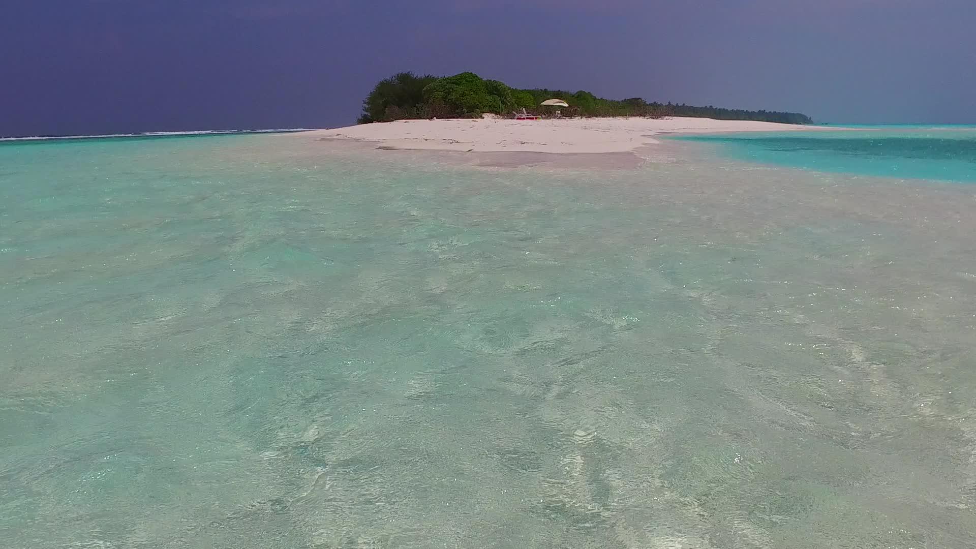 绿色的绿色海洋和珊瑚礁附近的环礁湖海滩有干净的沙土背景视频的预览图