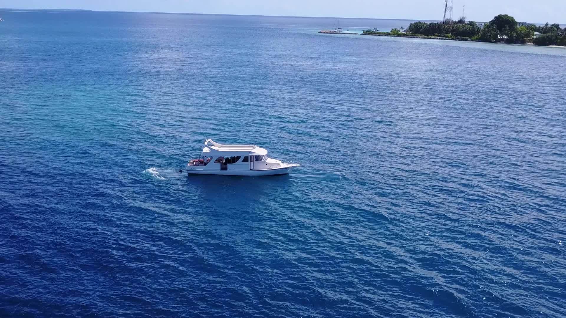 蓝绿色的海洋和接近冲浪的白色沙滩背景片段安静的环礁视频的预览图