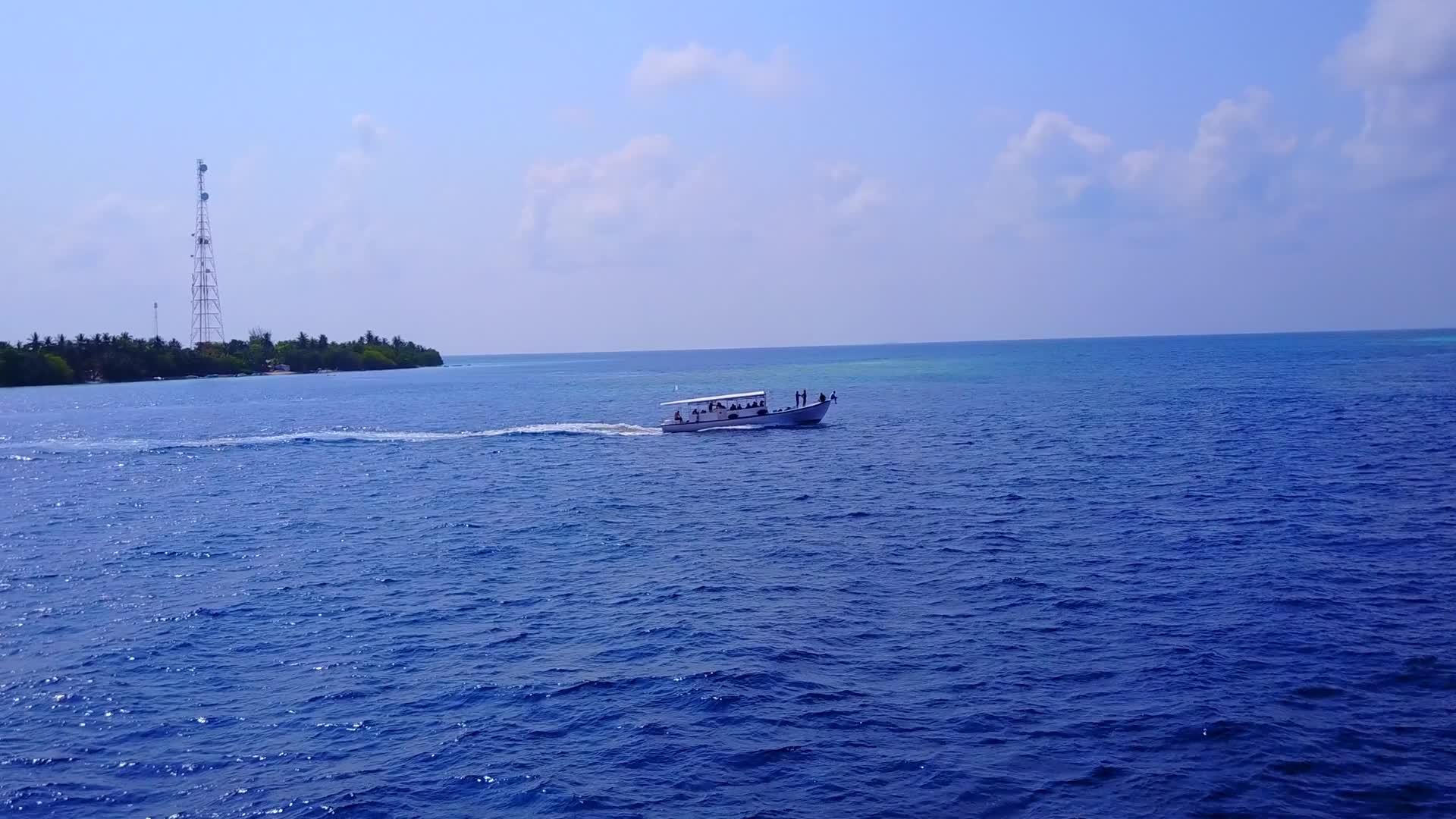 蓝海和白沙沿着蓝色海洋和度假胜地附近的白沙背景航行视频的预览图