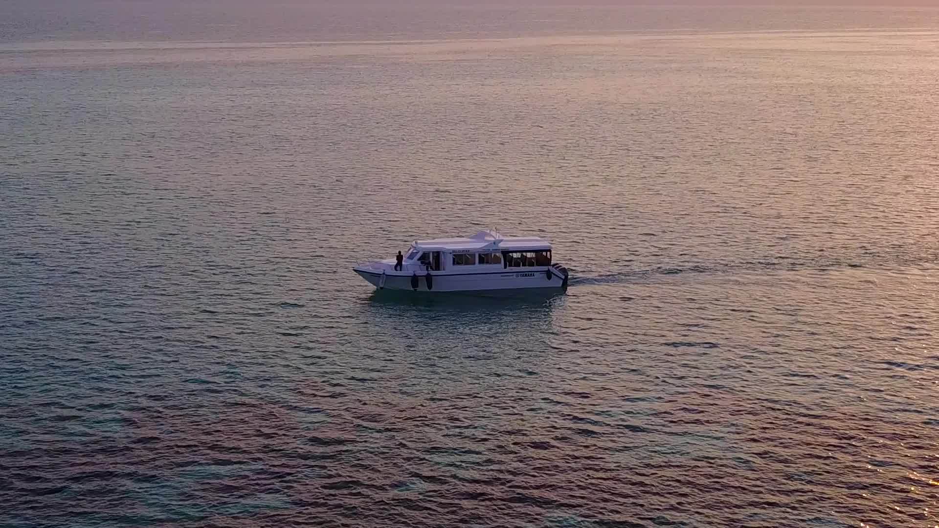 日出后浅海和白色沙滩的宽角天空以浅海和白沙为生视频的预览图