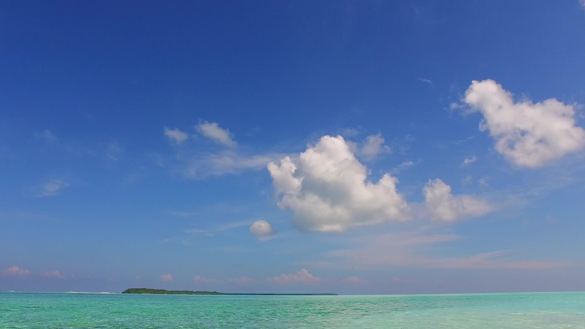 以海浪附近白色沙滩背景的深蓝色水域为例视频的预览图
