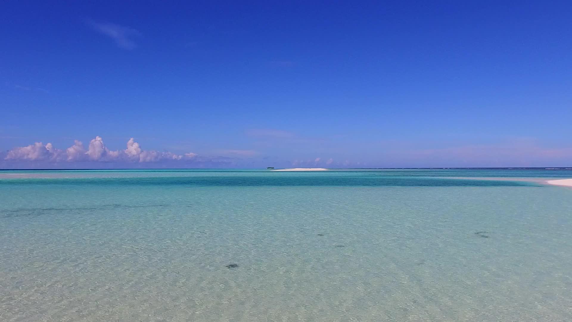 豪华度假村海滩阳光全景绿松石海和沙洲附近干净的沙子视频的预览图