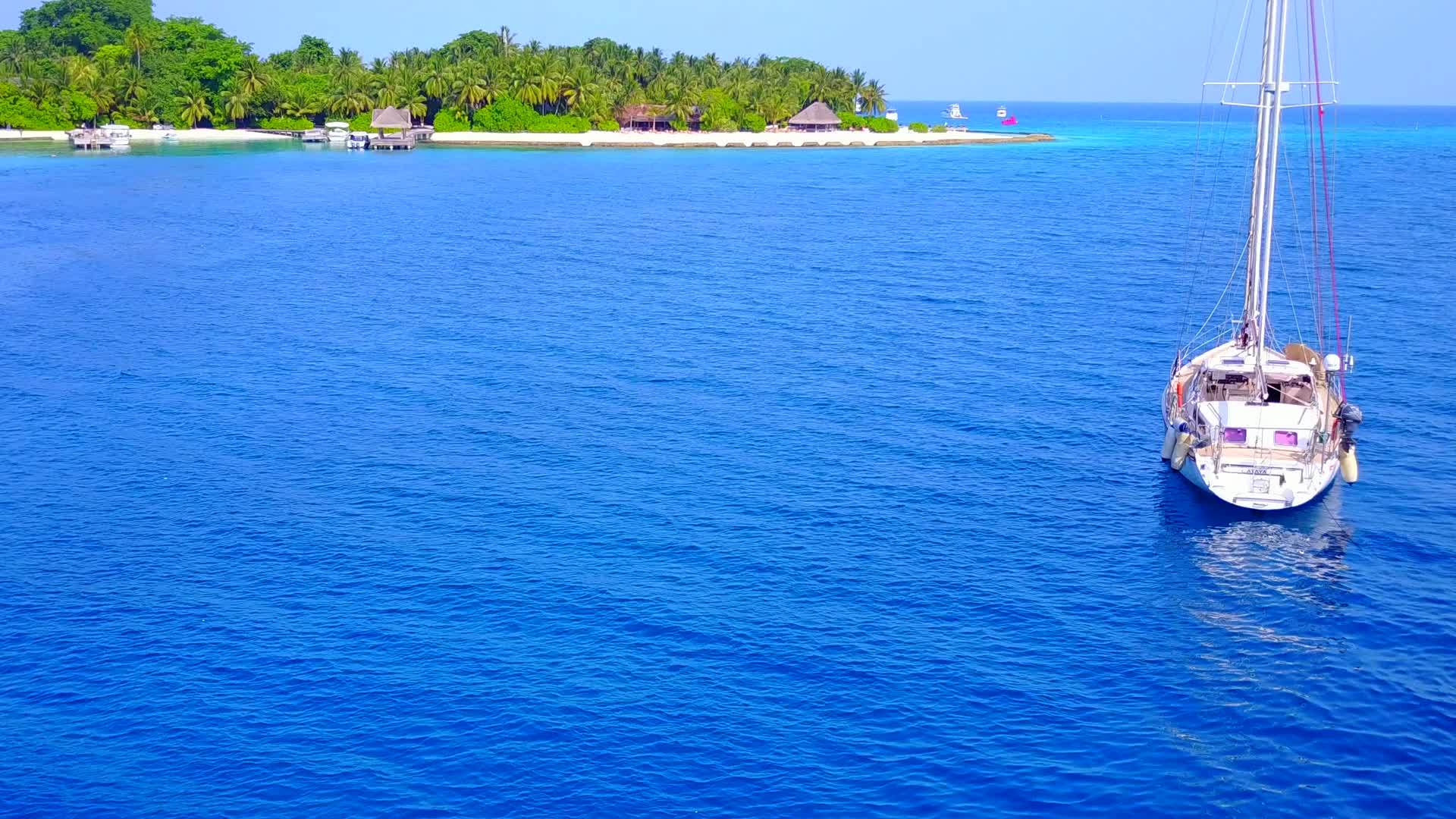 蓝绿色的海洋和沙洲附近的白沙背景复制了国外海岸线海滩旅行视频的预览图