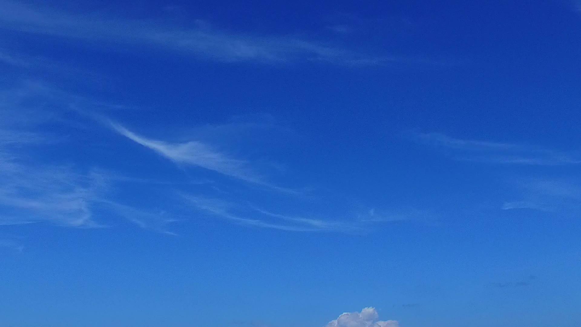蓝海白沙背景下的天堂海景海滩夏季景观视频的预览图