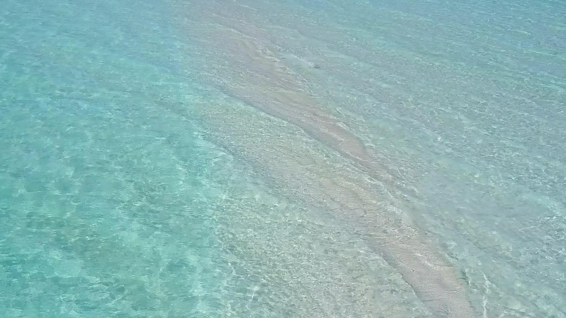 日出后由白色沙底深蓝色水组成的水蓝色水层紧密接近视频的预览图
