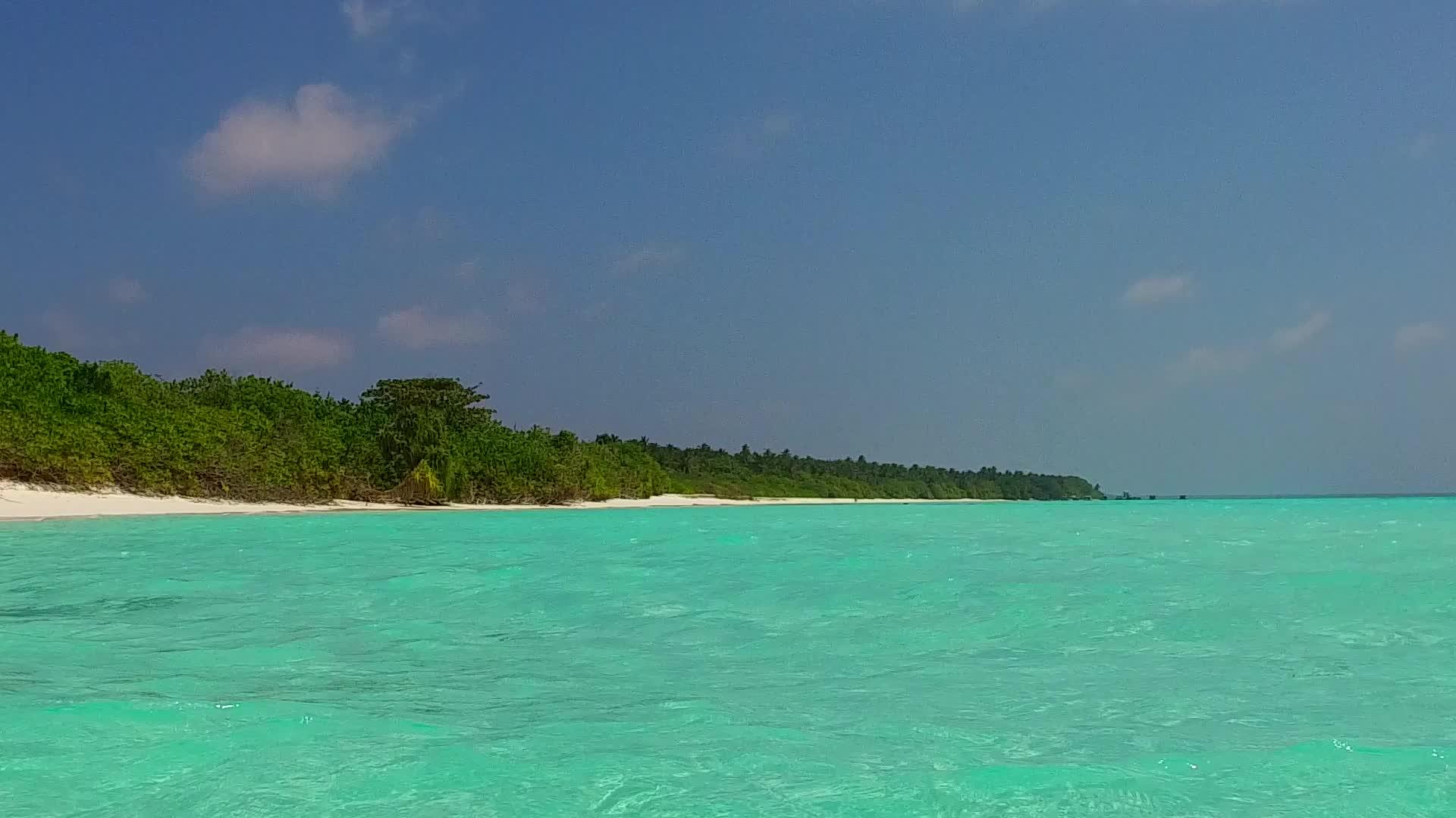 完美的旅游海滩旅游由绿海和珊瑚礁附近的白沙背景组成视频的预览图