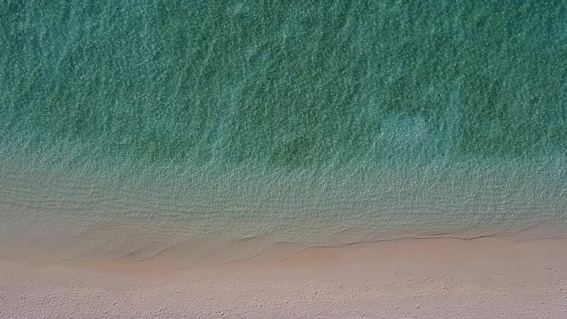 近视全景海滩之旅蓝水和阳光下的白沙背景视频的预览图