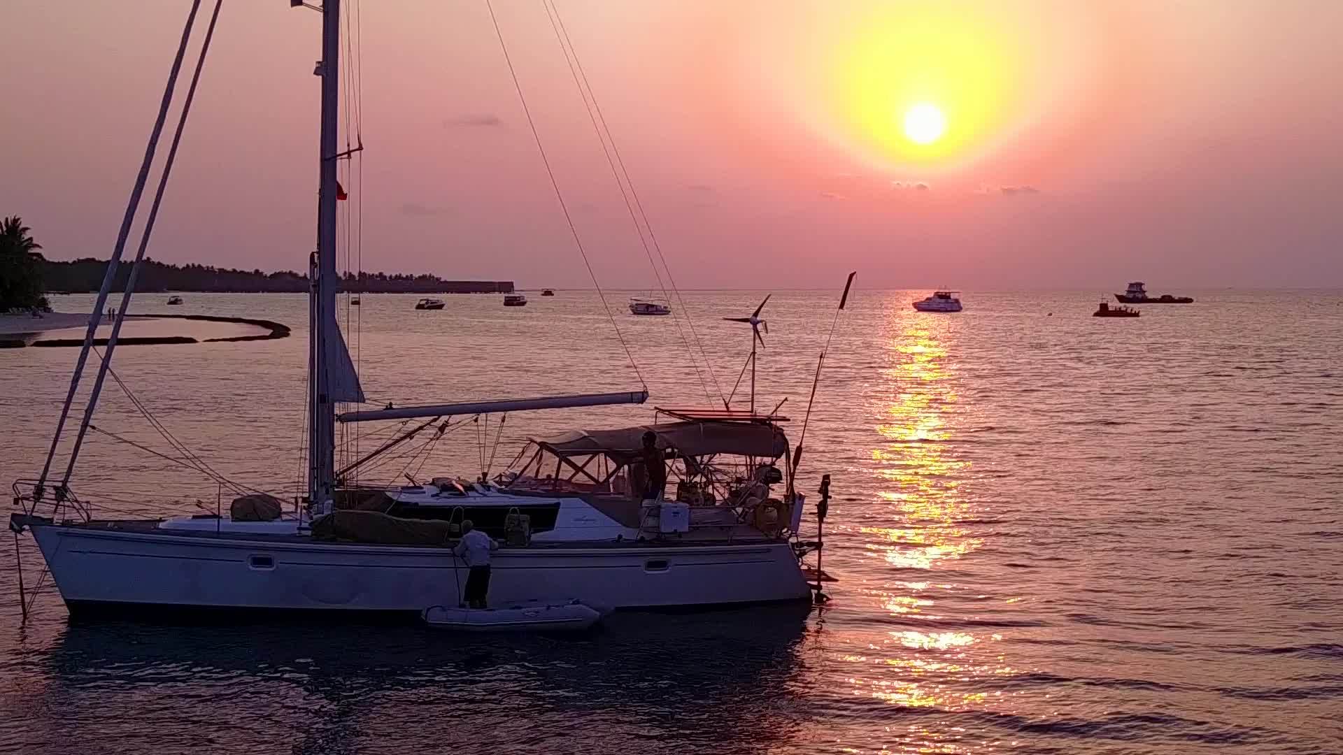 阳光明媚的海景是由绿松石环礁湖形成的背景是阳光中的白沙视频的预览图