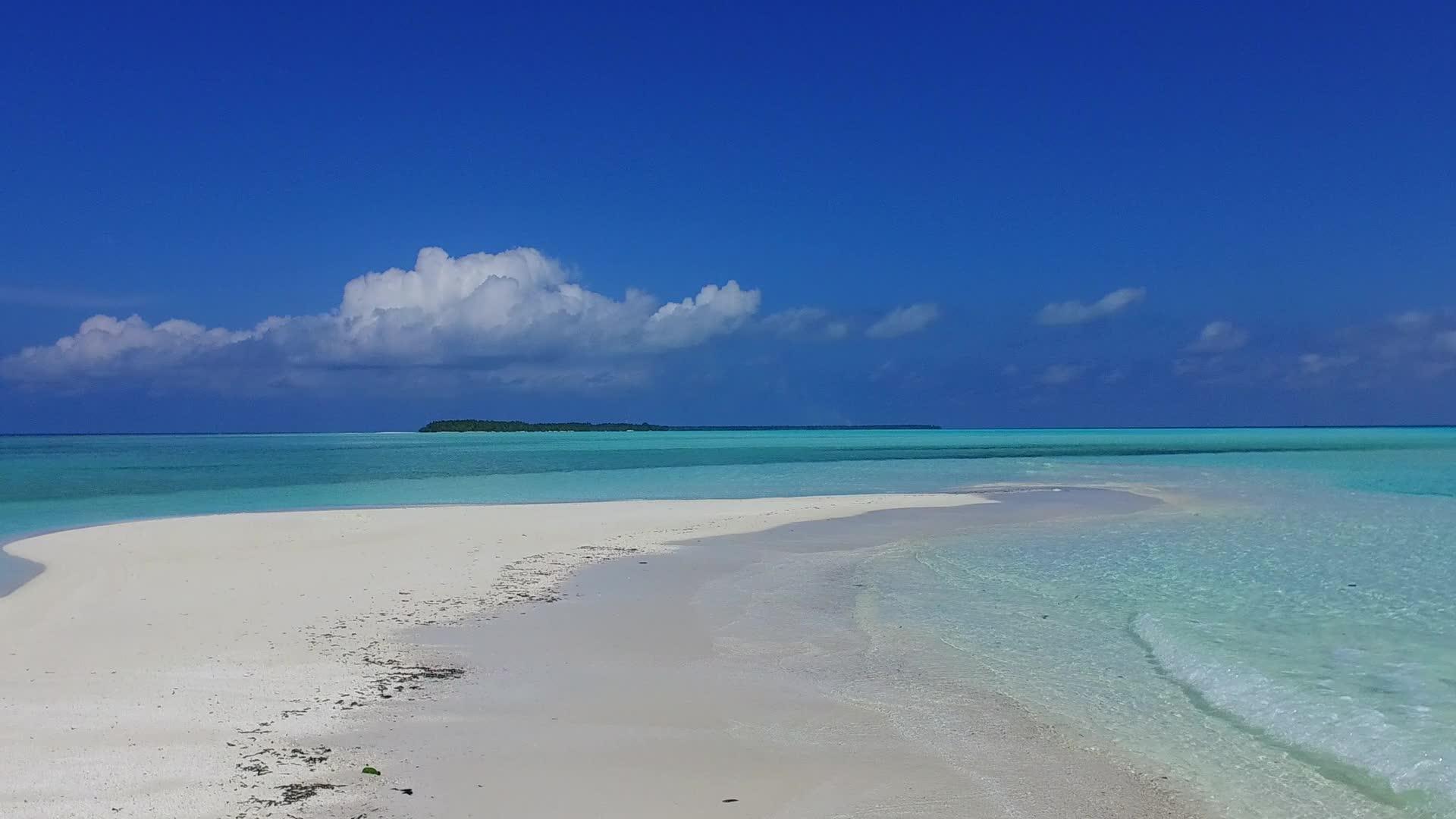 蓝色的海洋和蓝色的海滩之间完美的旅游蓝色的海滩背景靠近珊瑚礁视频的预览图